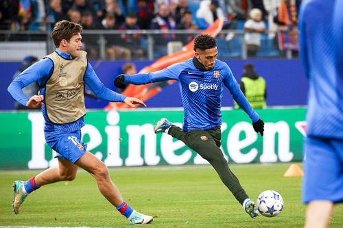 Marcos Alonso, în stânga, într-un duel cu colegul Raphinha // foto: Imago Images