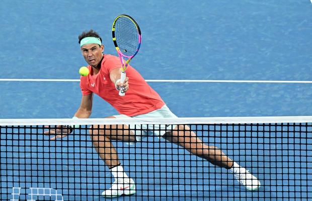 Rafael Nadal s-a întors în circuit după 347 de zile, dar a pierdut la dublu în turul 1 la Brisbane în fața unor tribune pline