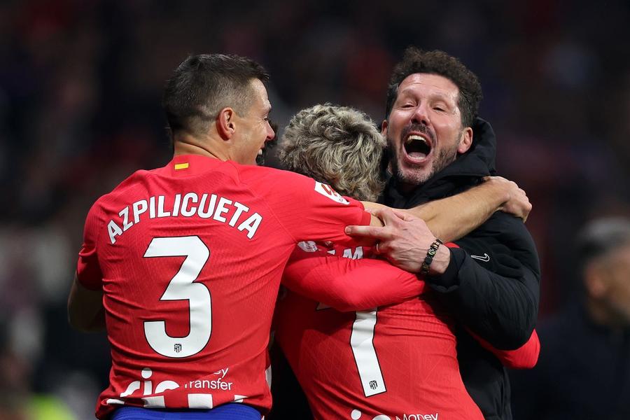 Așa sărbătorește Cholo Simeone golurile la Atletico. Mereu cu jucătorii săi Foto: Guliver/GettyImages Cum și-a recâștigat Cholo Simeone statutul de erou la Atletico. Și încă un suporter