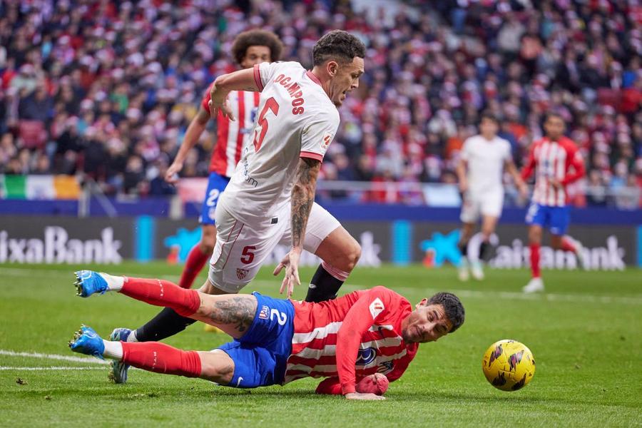 Momentul când Gimenez a respins mingea cu capul din picioarele lui Ocampos, la un meci contra Sevillei Foto: Imago Cum și-a recâștigat Cholo Simeone statutul de erou la Atletico. Și încă un suporter