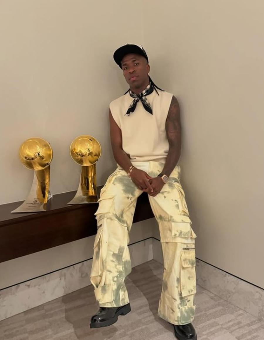 Vincius Junior și-a etalat pe Instagram ultimele două trofee câștigate în 2024 Fotbalistul anului și-a scos iubita în lume » Imaginile fierbinți cu modelul brazilian „topesc” rețelele sociale!