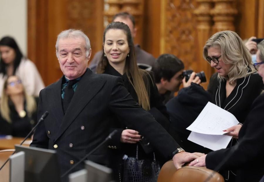 Gigi Becali în parlament / Foto: Dumitru Angelescu (Libertatea) Crin Antonescu, interviu cu cărțile pe masă la „Prietenii lui Ovidiu”: „Dacă ies președinte, asta e prioritate pentru mine, nu termin mandatul fără!”