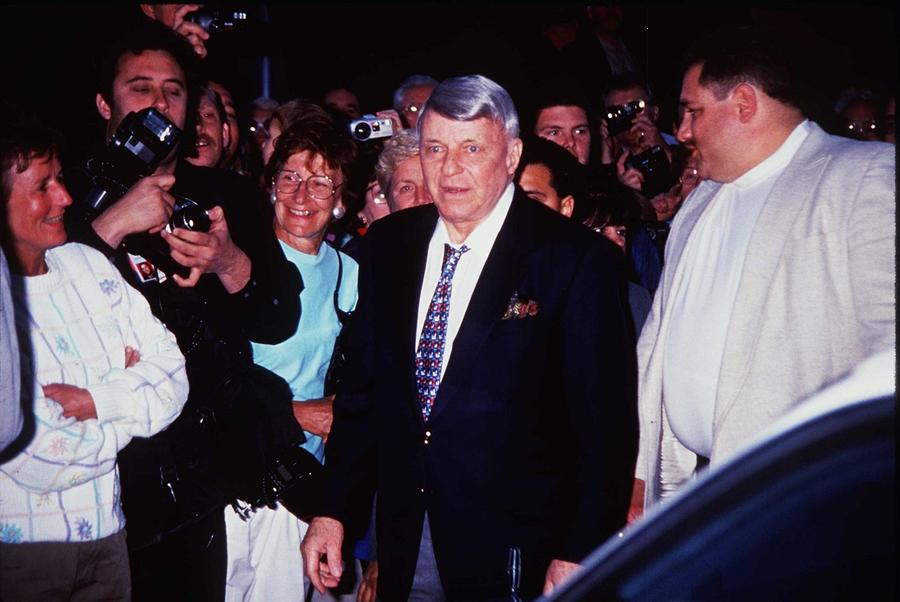 Frank Sinatra obișnuia să se asorteze cu roșu și albastru. Foto: Gettyimages Cum a ajuns Frank Sinatra cel mai mare fan al clubului Genoa, proaspăt preluat de Dan Șucu: „În inima mea port două lucruri” » Cerință specială înainte de a muri