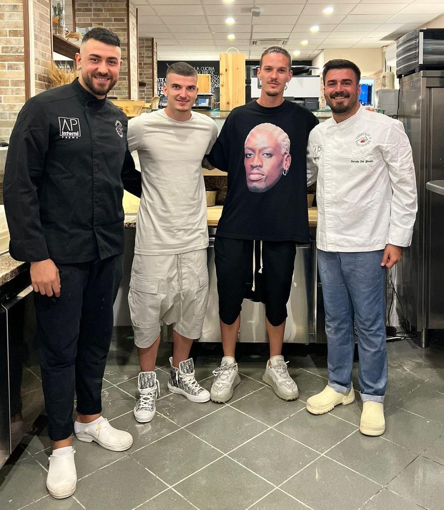 Mihăilă și Man alături de patronii pizzeriei „Passione e Tradizione” din Parma Universul lui Dennis Man la Parma: unde locuiește, mănâncă și se plimbă, cu ce mașină circulă, unde se pregătește și joacă