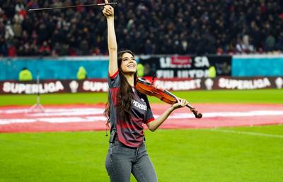 I-a sedus pe fanii lui Dinamo și dezvăluie ce a surprins-o la București, în concertul de pe Arenă » Interviu GSP cu violonista Jana Ceklanovic: „România e a doua mea casă!”