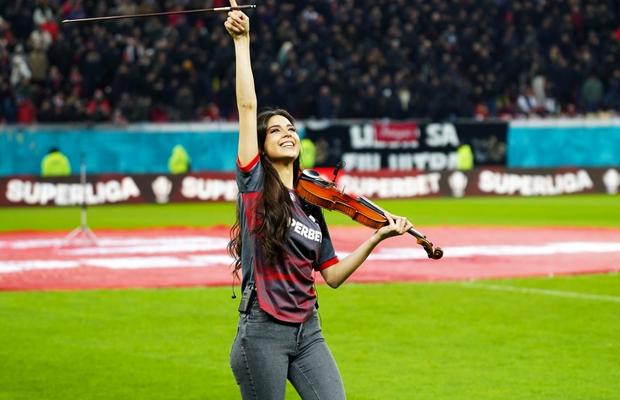 I-a sedus pe fanii lui Dinamo și dezvăluie ce a surprins-o la București, în concertul de pe Arenă » Interviu GSP cu violonista Jana Ceklanovic: „România e a doua mea casă!”