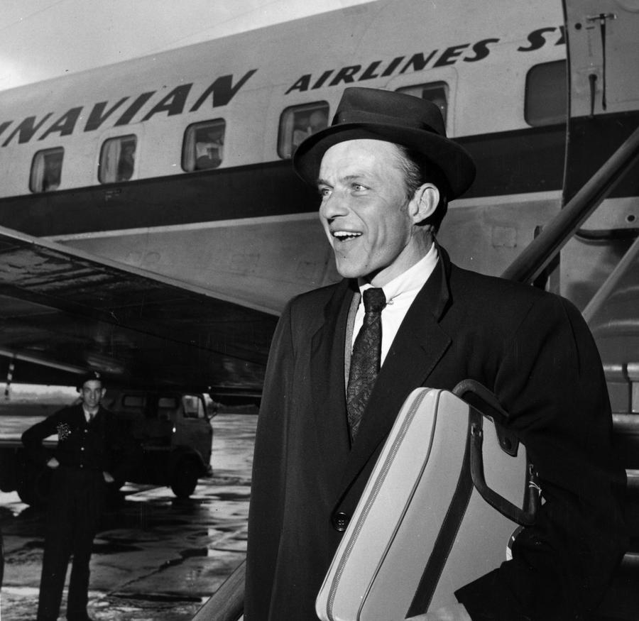 Frank Sinatra a vrut să descopere cu ochii săi Genova și echipa de suflet. Foto: Gettyimages Cum a ajuns Frank Sinatra cel mai mare fan al clubului Genoa, proaspăt preluat de Dan Șucu: „În inima mea port două lucruri” » Cerință specială înainte de a muri