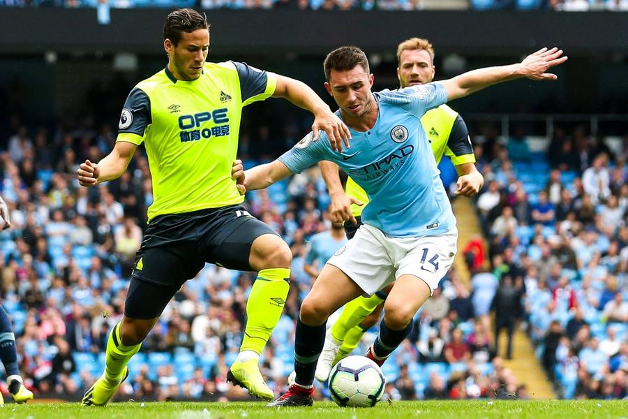 Ramadan Sobhi (stânga) în duel cu Aymeric Laporte (dreapta) / Imago Images Fost jucător din Premier League, condamnat la un an de închisoare