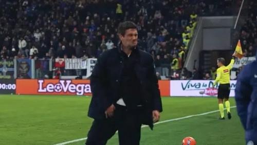 Imaginea suferinței lui Cristi Chivu după ce s-a lovit de panourile publicitare urmărind un atac al Atalantei / Foto: Captură DAZN