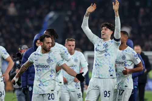 Hakan Calhanoglu (în stânga) a înscris șase goluri pentru Inter în acest campionat, între care doppiettele cu Juventus și cu Fiorentina / Foto: Imago