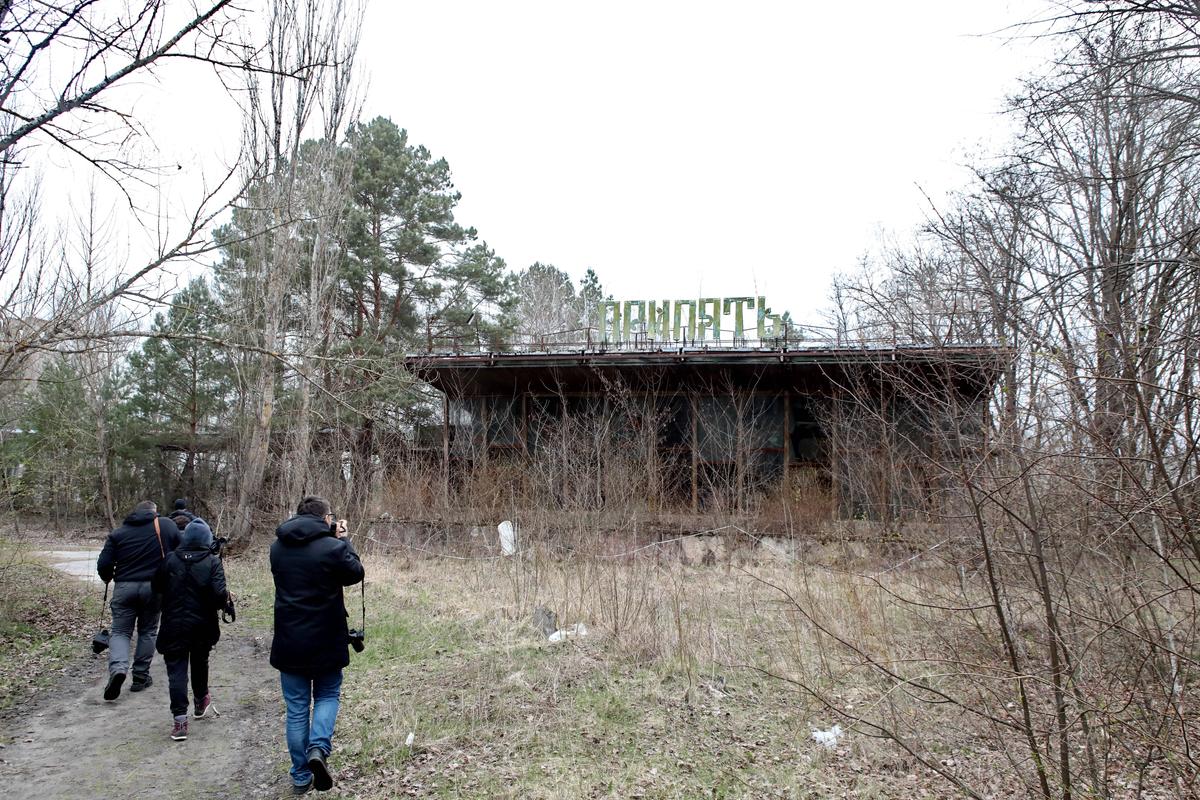 Stadionul din Pripyat, de lângă Cernobîl, continuă să ofere imagini SF: ce a crescut în locul gazonului