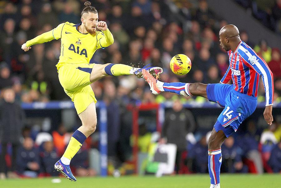 Radu Drăgușin, în duelul cu Crystal Palace / foto: Guliver/gettyimages Concurență serioasă pentru Fiorentina » Negociază aducerea lui Radu Drăgușin: „Se discută cifrele mutării de la Tottenham”