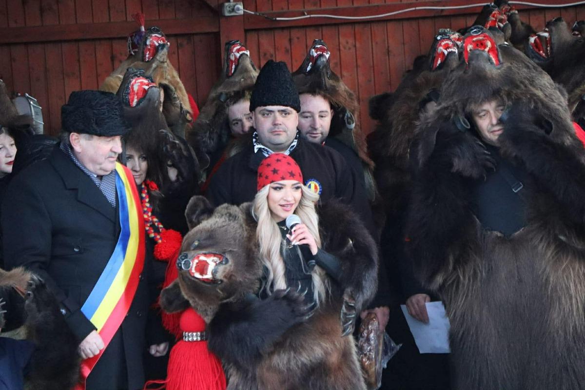 Imagini bestiale » Campioana Mihaela Cambei a intrat în „Jocul ursului”
