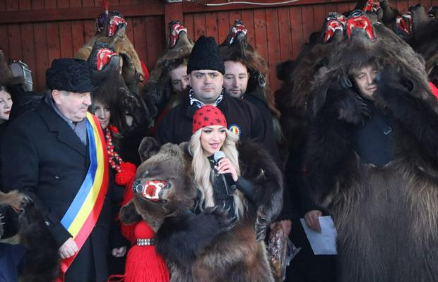 Imagini bestiale » Campioana Mihaela Cambei a intrat în „Jocul ursului”