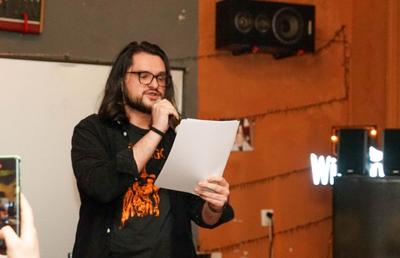 „A durat vreo 3 ani tratamentul de leucemie. Liverpool a însemnat de atunci și mai mult” » Interviu cu poetul Alin Dimache: „Poezie am găsit pe mai multe stadioane”