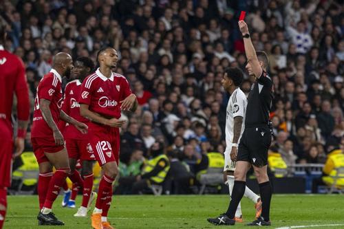 Fundașul brazilian Marcao primește al doilea cartonaș galben în meciul pierdut de FC Sevilla, 0-2 cu Real Madrid pe „Bernabeu” / Foto: Imago
