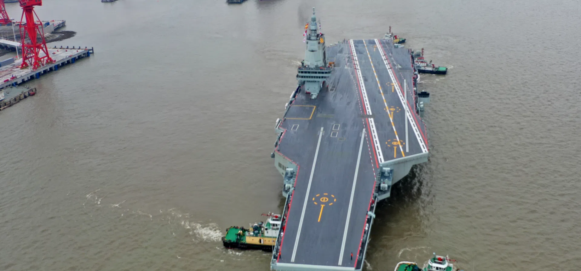 Най-големият самолетоносач на Китай е на вода. Ще се промени ли балансът на силите в океана?