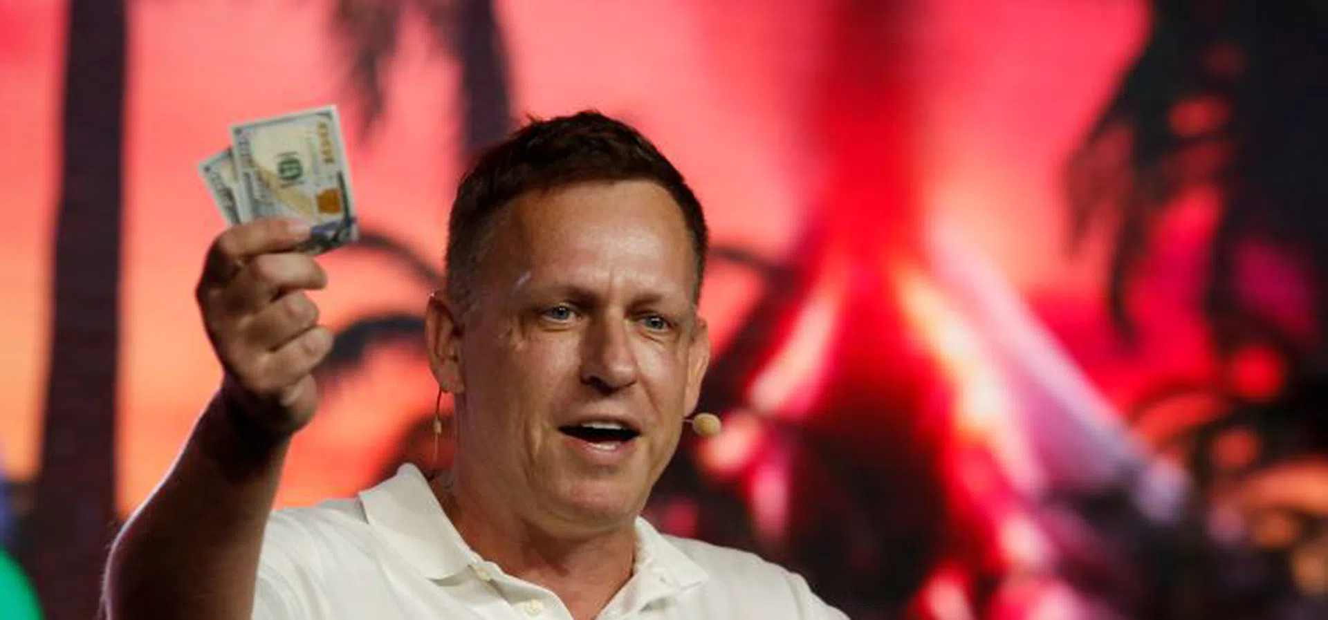 Група технологични милиардери водена от Палмър Луки съосновател на изпълнителя