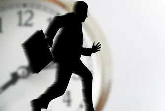 След като бе забранена в Китай, изтощителната работна седмица „996“ набира популярност в Сан Франциско, тъй като стартъпите се надпреварват да пуснат на пазара продукти, базирани на изкуствен интелект