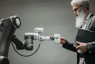 Домашен робот, който ви следва по петите: Новата мисия на Apple