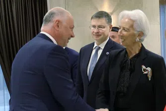 Politico: ЕС заяви пред скептичните българи, че еврото е техният ангел-пазител в един опасен свят