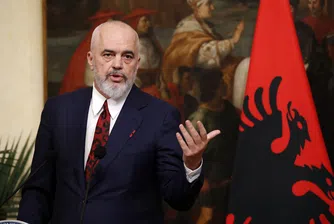 Албания, където банкнотите царуват, крои планове за първата безкешова икономика