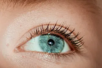 Батерия на умни контактни лещи ще може да се зарежда от сълзи
