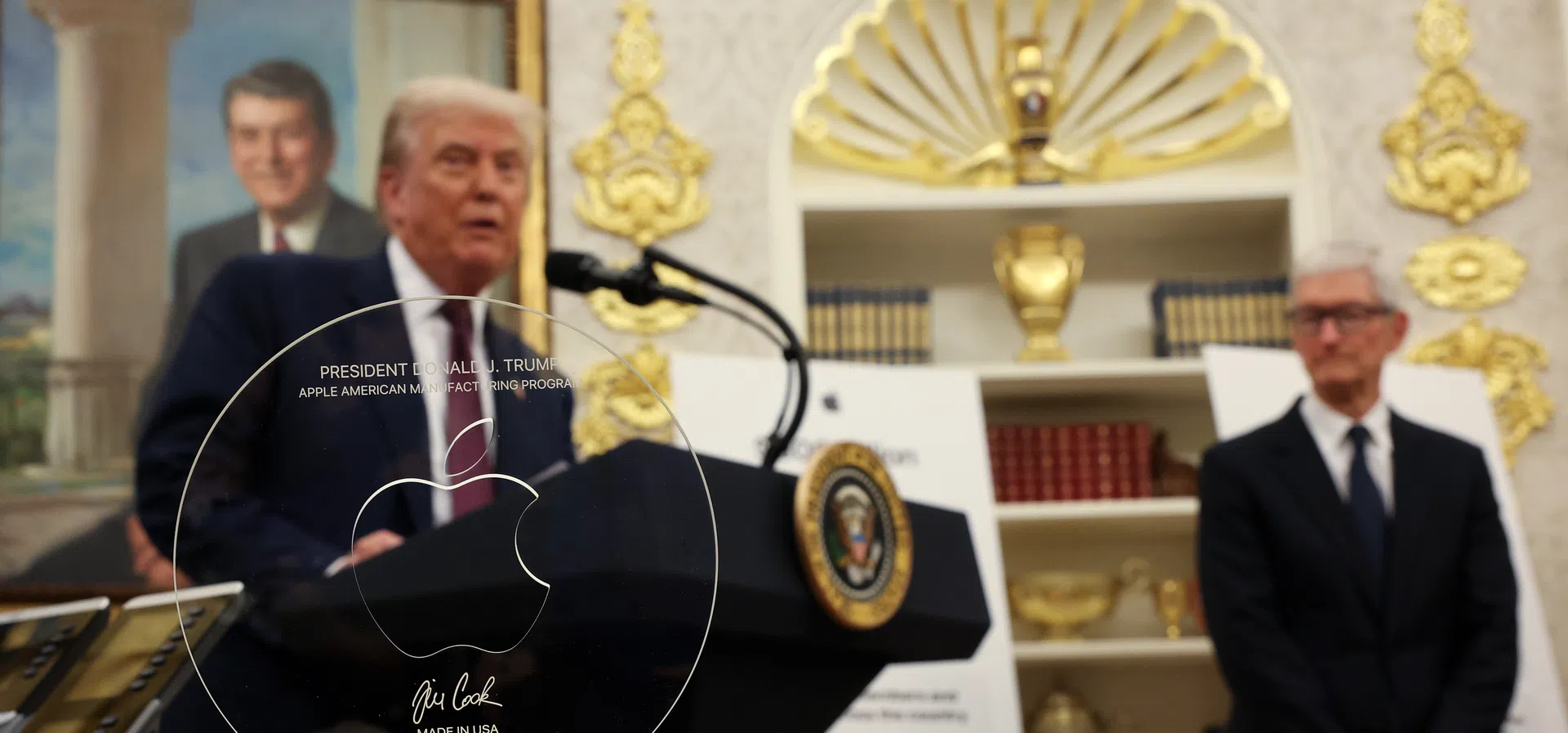 Изпълнителният директор на Apple Тим Кук сключи сделка с Доналд