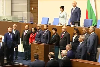 Президентът Румен Радев присъства на извънредното заседание в пленарната зала