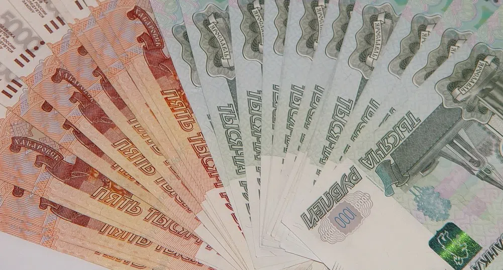 Руска рубла е най-добре представящата се валута в света през 2025. Но какво следва?