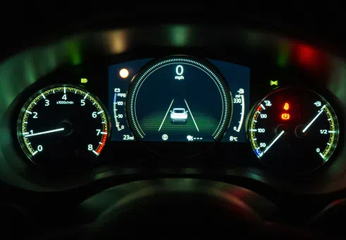 Регрес или улеснение? Автомобилните производители връщат бутоните