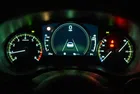 Регрес или улеснение? Автомобилните производители връщат бутоните