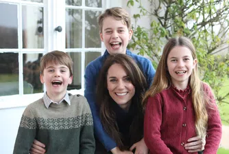 Фотографията е направена от принц Уилям и показва Кейт Мидълтън с трите им деца