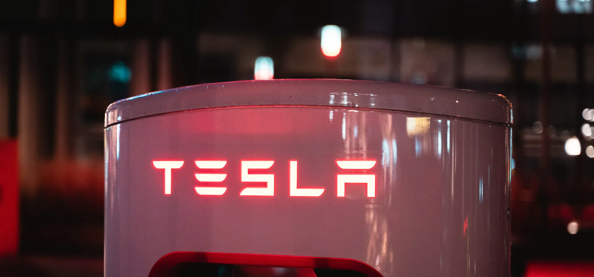Съкращенията в Tesla забавят програмата за електрифициране на пътищата на Байдън