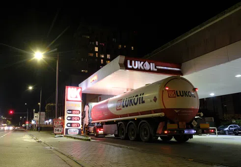 Тръмп санкционира руските петролни гиганти, но ефектът е по-слаб от очакваното