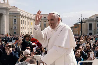 Ватиканът дава заден ход след коментара на папата с "бялото знаме"