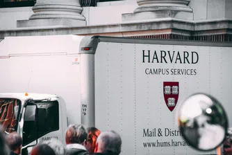 Образованието в Харвард струва над $82 000 годишно. Колко реално плащат студентите
