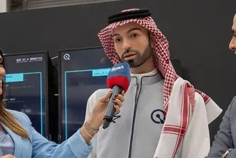 Скандален дебют: Саудитски робот докосна репортерка по неуместен начин