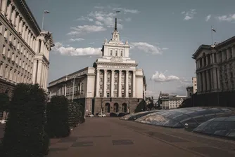 "Считам, че този въпрос, който хвърли голяма тревога сред демократичната общност в страната, вече е зад гърба ни", заяви премиерът Желязков относно предложението на президента Радев за референдум за еврото