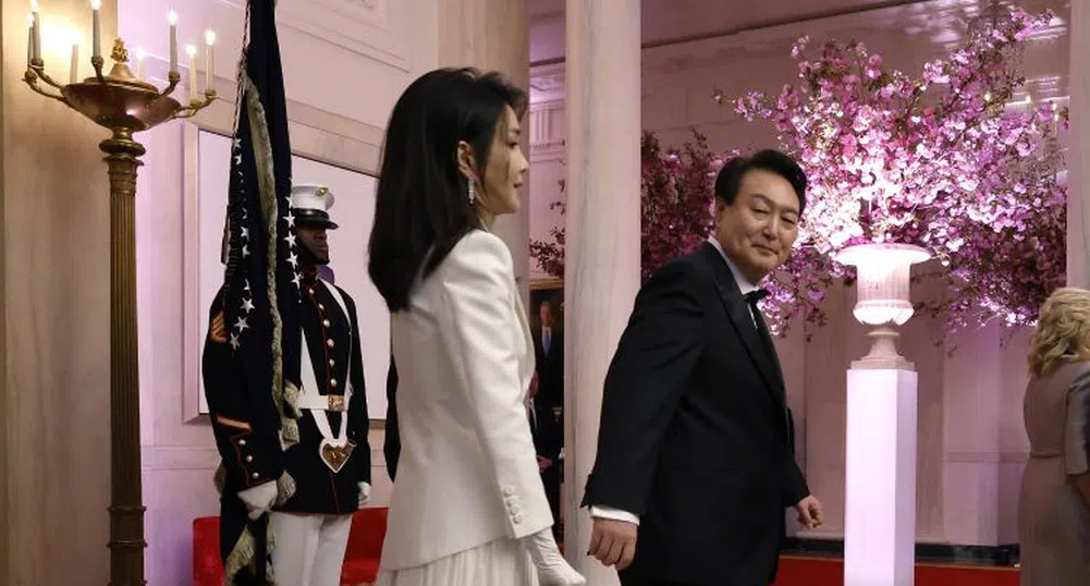 Как и защо чанта Dior може да коства властта на президента в Южна Корея