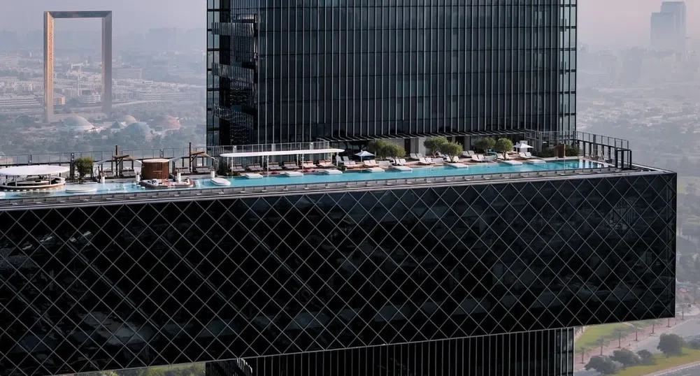 „Левитиращ лукс“: Да плуваш в инфинити басейн между два небостъргача