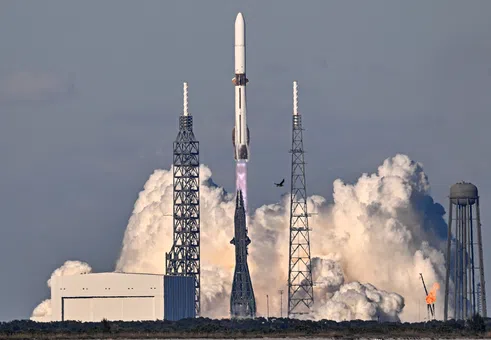 Blue Origin навлиза в орбитата на SpaceX с успешен полет, който пренарежда пазара на космическата индустрия