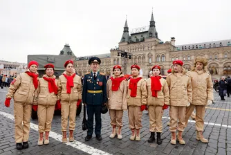 От класната стая към казармата - Путин превръща образованието във военно обучение