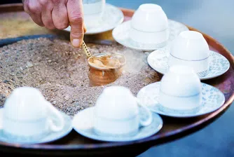 Бъдеще в чаша кафе: Турският ритуал за гадаене се пренесе в онлайн приложения