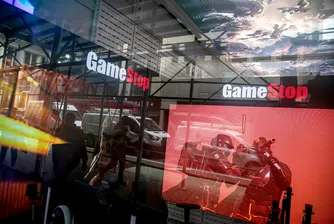 Акциите на GameStop продължиха да се покачват във вторник, затваряйки с 60% нагоре