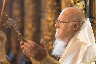 Тръгна литийното шествие с тленните останки на патриарх Неофит