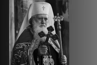 Вечна памет: Патриарх Неофит беше погребан до катедралния митрополитски храм „Света Неделя“
