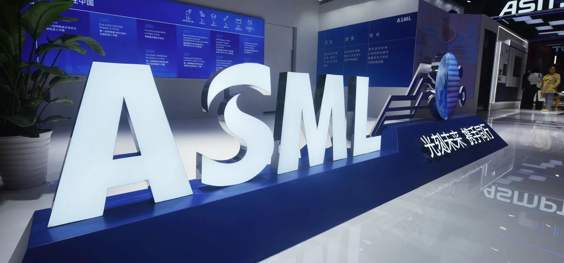 ASML загуби над $50 млрд. и повлече сектора на чиповете надолу