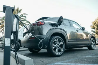 Plug-in хибридите замърсяват почти колкото бензиновите автомобили, сочи нов доклад