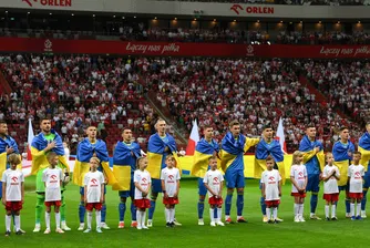 "Ние сме тук благодарение на невероятните хора, които се борят за нашата свобода, включително стотици хиляди футболни фенове, които биха предпочели да са на трибуните, вместо на фронтовата линия", казват играчите от националния тим на Украйна